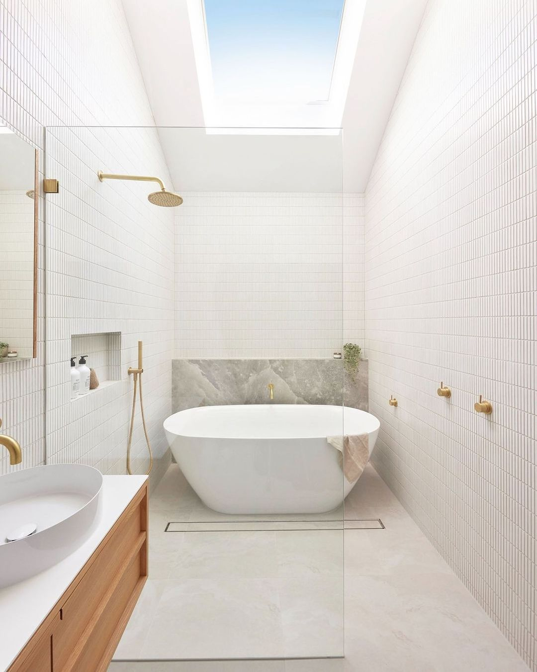 Desain Kamar Mandi dengan Bathtub Sudut
